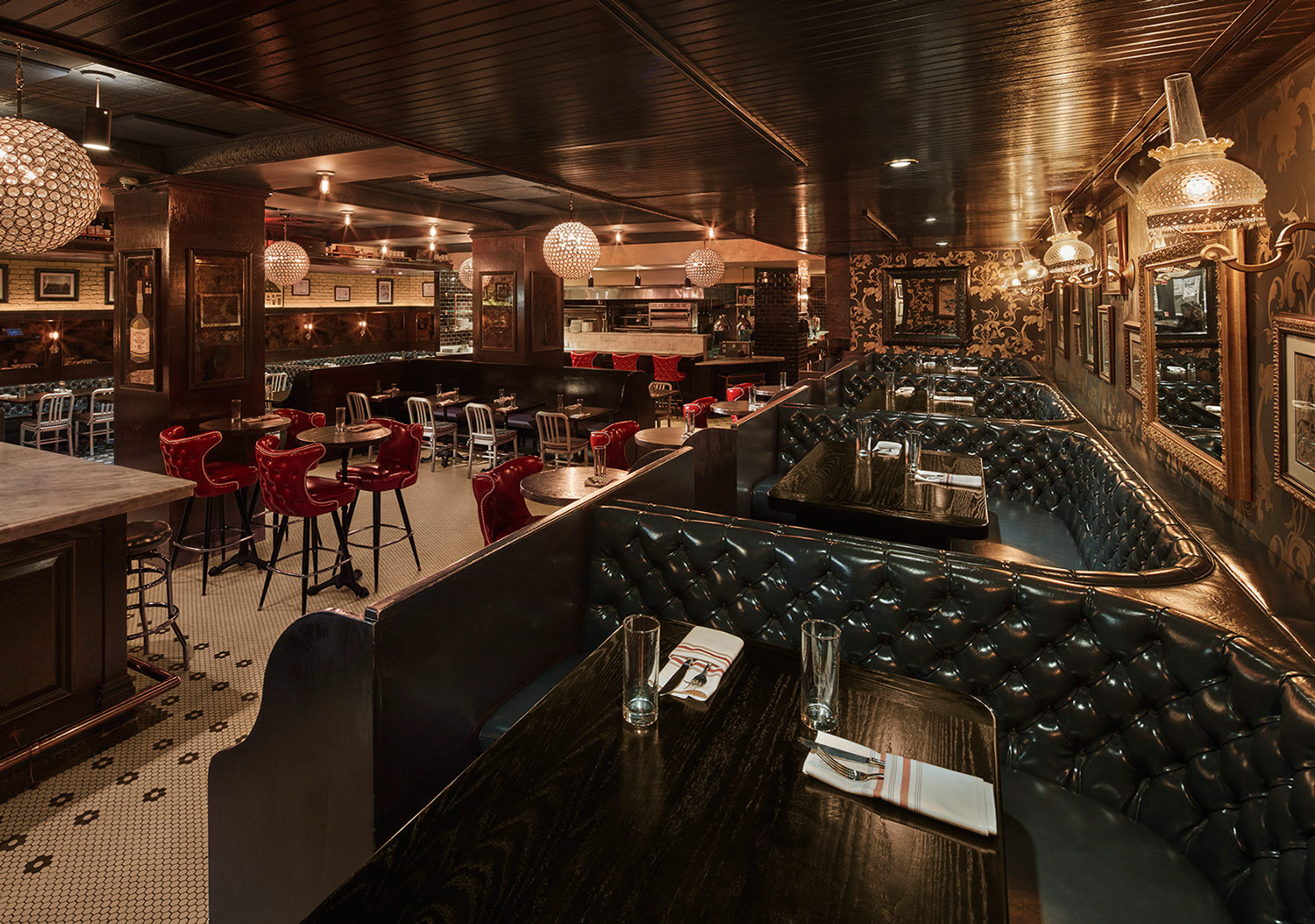 The dining room at Parker and Quinn in Refinery Hotel New York